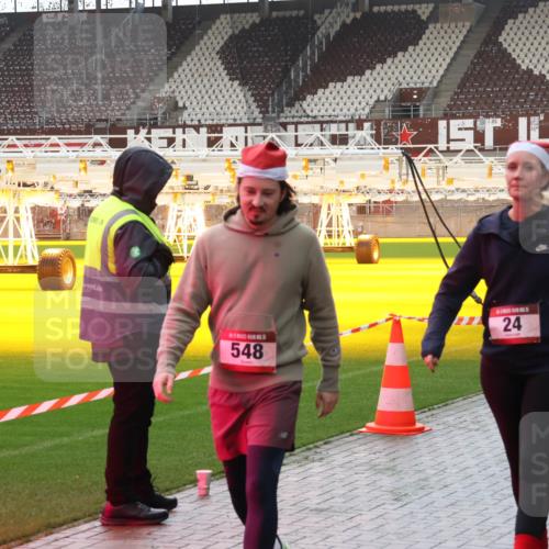 07.12.2025 - St. Pauli X-Mass-Run No. 15 Luisa Fischer http://msf.ph/oto/9388072 07.12.2025 11:49:43 Ziel 548, 24, 701, 24, 146, 244, 360, 548, 701, 703, 1992, 1993, 2003, 2344, 2346, 2853, 2911, 3180, 3183, 3421, 3424, 3665, 3685, 3914, 3915, 4601, 4643, 4646 meine-sportfotos.de