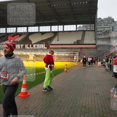 07.12.2025 - St. Pauli X-Mass-Run No. 15 Fabian Wolf http://msf.ph/oto/9388073 07.12.2025 10:18:58 Ziel 721, 1034, 2152, 3455, 3975, 3976, 4330, 4331, 4498, 4547 meine-sportfotos.de