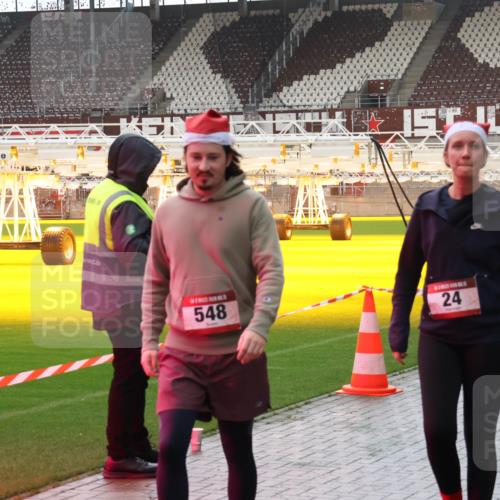 07.12.2025 - St. Pauli X-Mass-Run No. 15 Luisa Fischer http://msf.ph/oto/9388074 07.12.2025 11:49:43 Ziel 548, 24, 701, 24, 146, 244, 360, 548, 701, 703, 1992, 1993, 2003, 2344, 2346, 2853, 2911, 3180, 3183, 3421, 3424, 3665, 3685, 3914, 3915, 4601, 4643, 4646 meine-sportfotos.de