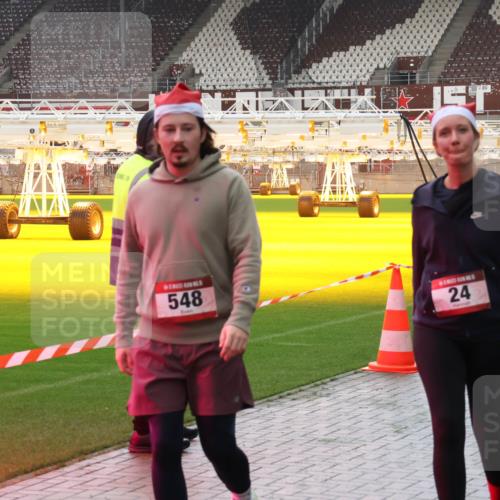 07.12.2025 - St. Pauli X-Mass-Run No. 15 Luisa Fischer http://msf.ph/oto/9388075 07.12.2025 11:49:43 Ziel 548, 24, 701, 24, 146, 244, 360, 548, 701, 703, 1992, 1993, 2003, 2344, 2346, 2853, 2911, 3180, 3183, 3421, 3424, 3665, 3685, 3914, 3915, 4601, 4643, 4646 meine-sportfotos.de