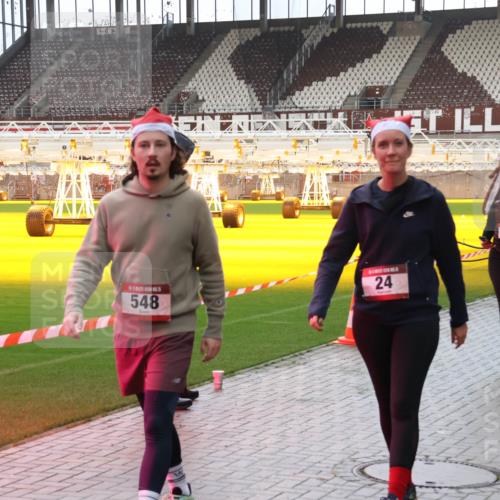 07.12.2025 - St. Pauli X-Mass-Run No. 15 Luisa Fischer http://msf.ph/oto/9388076 07.12.2025 11:49:44 Ziel 548, 24, 701, 24, 146, 244, 360, 548, 701, 703, 1992, 1993, 2003, 2344, 2346, 2444, 2445, 2853, 2911, 3180, 3183, 3421, 3424, 3665, 3685, 3914, 3915, 4601, 4643, 4646 meine-sportfotos.de