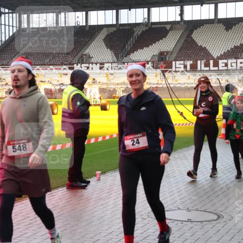 07.12.2025 - St. Pauli X-Mass-Run No. 15 Luisa Fischer http://msf.ph/oto/9388079 07.12.2025 11:49:44 Ziel 548, 24, 360, 24, 146, 244, 360, 548, 701, 703, 1992, 1993, 2003, 2344, 2346, 2444, 2445, 2853, 2911, 3180, 3183, 3421, 3424, 3665, 3685, 3914, 3915, 4601, 4643, 4646 meine-sportfotos.de