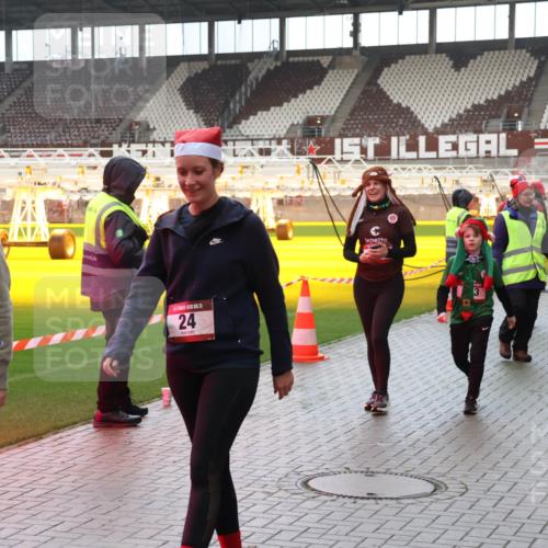 07.12.2025 - St. Pauli X-Mass-Run No. 15 Luisa Fischer http://msf.ph/oto/9388081 07.12.2025 11:49:45 Ziel 15, 548, 5, 24, 3, 24, 146, 244, 360, 548, 701, 703, 1992, 1993, 2003, 2344, 2346, 2444, 2445, 2853, 2911, 3180, 3183, 3421, 3424, 3665, 3685, 3914, 3915, 4601, 4643, 4646 meine-sportfotos.de