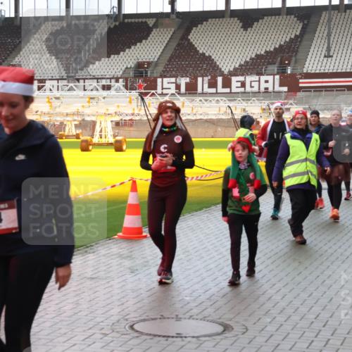 07.12.2025 - St. Pauli X-Mass-Run No. 15 Luisa Fischer http://msf.ph/oto/9388082 07.12.2025 11:49:45 Ziel 24, 1, 24, 146, 244, 360, 548, 701, 703, 1992, 1993, 2003, 2344, 2346, 2444, 2445, 2853, 2911, 3180, 3183, 3421, 3424, 3665, 3685, 3914, 3915, 4601, 4643, 4646 meine-sportfotos.de