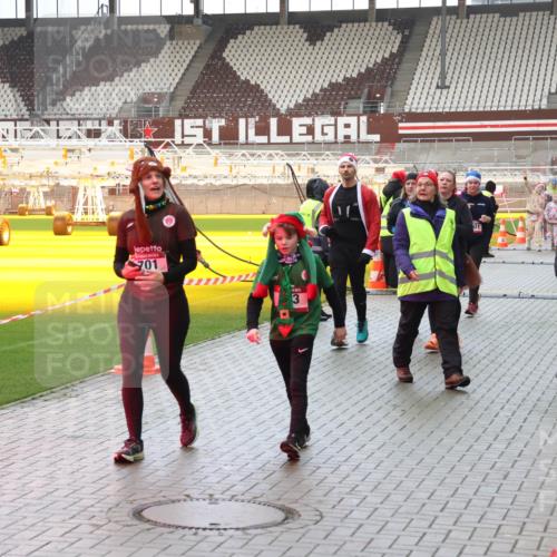 07.12.2025 - St. Pauli X-Mass-Run No. 15 Luisa Fischer http://msf.ph/oto/9388083 07.12.2025 11:49:45 Ziel 701, 3, 24, 146, 244, 360, 548, 701, 703, 1992, 1993, 2003, 2344, 2346, 2444, 2445, 2853, 2911, 3180, 3183, 3421, 3424, 3665, 3685, 3914, 3915, 4601, 4643, 4646 meine-sportfotos.de