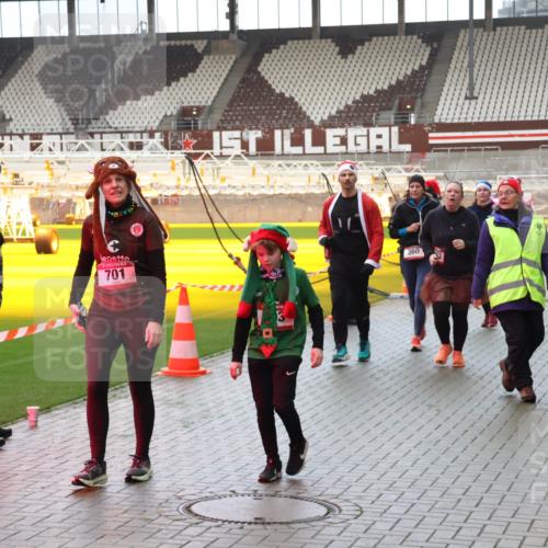 07.12.2025 - St. Pauli X-Mass-Run No. 15 Luisa Fischer http://msf.ph/oto/9388086 07.12.2025 11:49:46 Ziel 701, 360, 24, 146, 244, 360, 548, 701, 703, 1992, 1993, 2003, 2344, 2346, 2444, 2445, 2853, 2911, 3180, 3183, 3421, 3424, 3665, 3685, 3914, 3915, 4601, 4643, 4646 meine-sportfotos.de