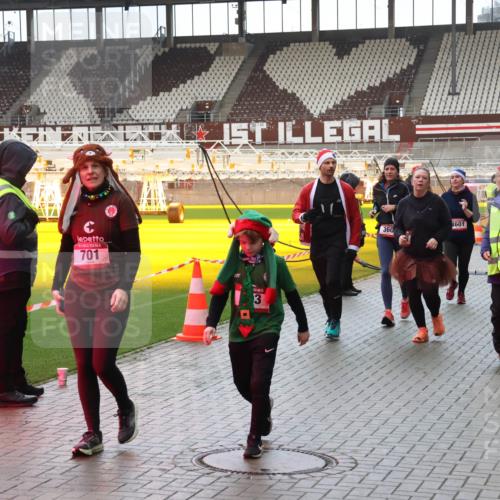 07.12.2025 - St. Pauli X-Mass-Run No. 15 Luisa Fischer http://msf.ph/oto/9388087 07.12.2025 11:49:46 Ziel 701, 5, 3, 360, 1601, 24, 146, 244, 360, 548, 701, 703, 1992, 1993, 2003, 2344, 2346, 2444, 2445, 2853, 2911, 3180, 3183, 3421, 3424, 3665, 3685, 3914, 3915, 4601, 4643, 4646 meine-sportfotos.de