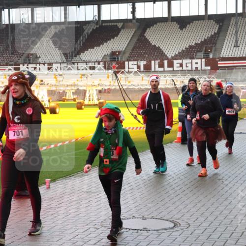 07.12.2025 - St. Pauli X-Mass-Run No. 15 Luisa Fischer http://msf.ph/oto/9388090 07.12.2025 11:49:47 Ziel 701, 15, 4601, 24, 146, 244, 360, 548, 701, 703, 1992, 1993, 2003, 2344, 2346, 2444, 2445, 2853, 2911, 3180, 3183, 3421, 3424, 3665, 3685, 3914, 3915, 4601, 4643, 4646 meine-sportfotos.de