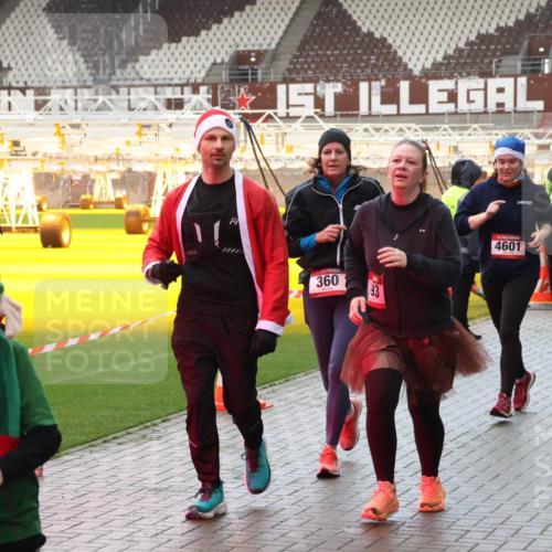07.12.2025 - St. Pauli X-Mass-Run No. 15 Luisa Fischer http://msf.ph/oto/9388095 07.12.2025 11:49:48 Ziel 360, 4601, 15, 24, 146, 244, 360, 548, 701, 703, 1992, 1993, 2003, 2344, 2346, 2444, 2445, 2853, 2911, 3180, 3183, 3421, 3424, 3665, 3685, 3914, 3915, 4601, 4643, 4646 meine-sportfotos.de
