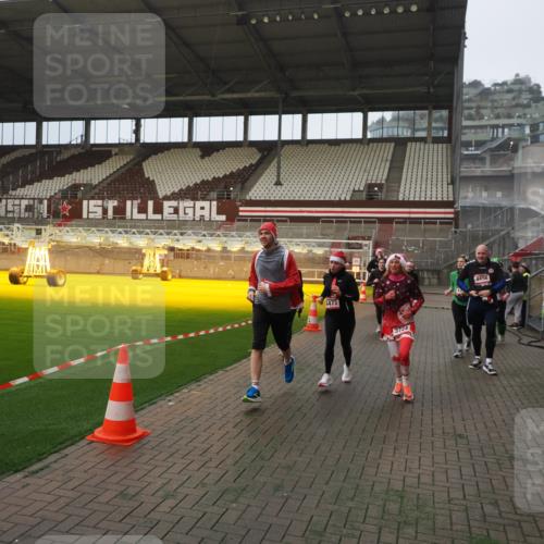 07.12.2025 - St. Pauli X-Mass-Run No. 15 Fabian Wolf http://msf.ph/oto/9388106 07.12.2025 10:19:05 Ziel 3455, 3724, 3975, 3976, 4330, 4331, 4436, 4437, 4438, 4473, 4475, 4498 meine-sportfotos.de