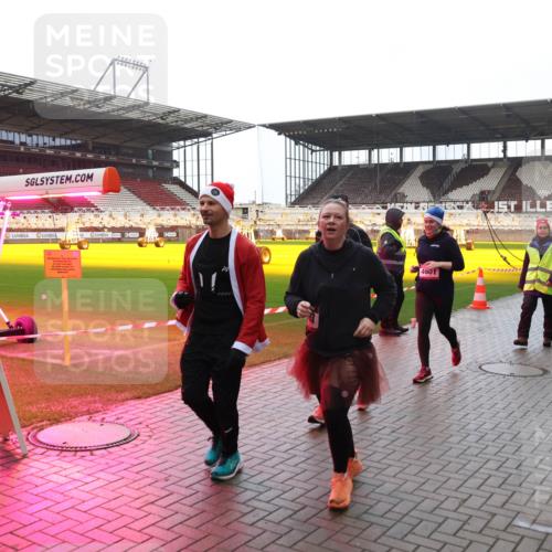 07.12.2025 - St. Pauli X-Mass-Run No. 15 Luisa Fischer http://msf.ph/oto/9388107 07.12.2025 11:49:51 Ziel 6334, 4601, 24, 360, 548, 701, 703, 1992, 1993, 2003, 2344, 2346, 2444, 2445, 2853, 2911, 3180, 3183, 3421, 3424, 3562, 3563, 3566, 3568, 3572, 3665, 3685, 3914, 3915, 4601, 4643, 4646 meine-sportfotos.de