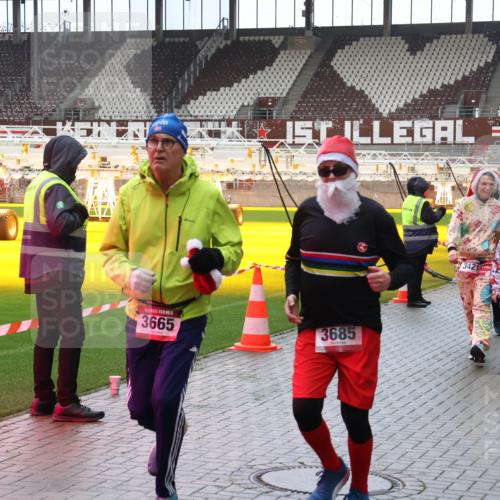 07.12.2025 - St. Pauli X-Mass-Run No. 15 Luisa Fischer http://msf.ph/oto/9388110 07.12.2025 11:50:04 Ziel 15, 3665, 3685, 342, 2346, 360, 1992, 1993, 2003, 2344, 2346, 2444, 2445, 2853, 2911, 3180, 3183, 3421, 3424, 3562, 3563, 3566, 3568, 3572, 3665, 3685, 3914, 3915, 4601, 4643, 4646 meine-sportfotos.de
