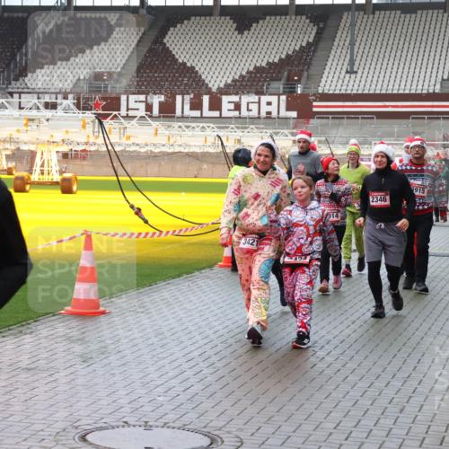 07.12.2025 - St. Pauli X-Mass-Run No. 15 Luisa Fischer http://msf.ph/oto/9388114 07.12.2025 11:50:05 Ziel 3685, 3421, 424, 914, 915, 2346, 360, 1992, 1993, 2003, 2344, 2346, 2444, 2445, 2853, 2911, 3180, 3183, 3421, 3424, 3562, 3563, 3566, 3568, 3572, 3665, 3685, 3914, 3915, 4601, 4643, 4646 meine-sportfotos.de