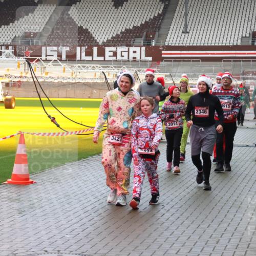 07.12.2025 - St. Pauli X-Mass-Run No. 15 Luisa Fischer http://msf.ph/oto/9388115 07.12.2025 11:50:05 Ziel 2346, 3915, 3421, 3914, 360, 1992, 1993, 2003, 2344, 2346, 2444, 2445, 2853, 2911, 3180, 3183, 3421, 3424, 3562, 3563, 3566, 3568, 3572, 3665, 3685, 3914, 3915, 4601, 4643, 4646 meine-sportfotos.de