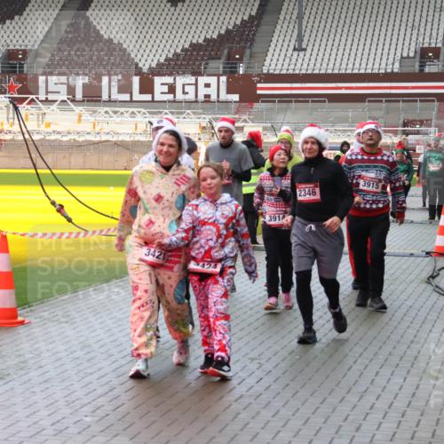 07.12.2025 - St. Pauli X-Mass-Run No. 15 Luisa Fischer http://msf.ph/oto/9388117 07.12.2025 11:50:06 Ziel 3421, 424, 3914, 2346, 3915, 360, 1992, 1993, 2003, 2344, 2346, 2444, 2445, 2853, 2911, 3180, 3183, 3421, 3424, 3562, 3563, 3566, 3568, 3572, 3665, 3685, 3914, 3915, 4601, 4643, 4646 meine-sportfotos.de