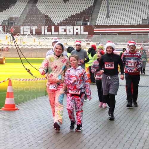 07.12.2025 - St. Pauli X-Mass-Run No. 15 Luisa Fischer http://msf.ph/oto/9388118 07.12.2025 11:50:06 Ziel 3421, 424, 2346, 3914, 3915, 360, 1992, 1993, 2003, 2344, 2346, 2444, 2445, 2853, 2911, 3180, 3183, 3421, 3424, 3562, 3563, 3566, 3568, 3572, 3665, 3685, 3914, 3915, 4601, 4643, 4646 meine-sportfotos.de