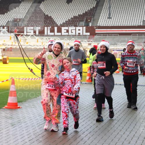 07.12.2025 - St. Pauli X-Mass-Run No. 15 Luisa Fischer http://msf.ph/oto/9388119 07.12.2025 11:50:06 Ziel 2003, 2346, 3915, 3421, 424, 360, 1992, 1993, 2003, 2344, 2346, 2444, 2445, 2853, 2911, 3180, 3183, 3421, 3424, 3562, 3563, 3566, 3568, 3572, 3665, 3685, 3914, 3915, 4601, 4643, 4646 meine-sportfotos.de