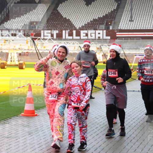 07.12.2025 - St. Pauli X-Mass-Run No. 15 Luisa Fischer http://msf.ph/oto/9388122 07.12.2025 11:50:07 Ziel 3421, 342, 3915, 3915, 2003, 2346, 360, 1992, 1993, 2003, 2344, 2346, 2444, 2445, 2853, 2911, 3180, 3183, 3421, 3424, 3562, 3563, 3566, 3568, 3572, 3660, 3665, 3685, 3778, 3914, 3915, 4601, 4643, 4646 meine-sportfotos.de