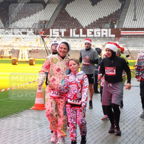 07.12.2025 - St. Pauli X-Mass-Run No. 15 Luisa Fischer http://msf.ph/oto/9388123 07.12.2025 11:50:07 Ziel 3421, 424, 2003, 15, 2346, 3, 83, 3915, 3915, 360, 1992, 1993, 2003, 2344, 2346, 2444, 2445, 2853, 2911, 3180, 3183, 3421, 3424, 3562, 3563, 3566, 3568, 3572, 3660, 3665, 3685, 3778, 3914, 3915, 4601, 4643, 4646 meine-sportfotos.de