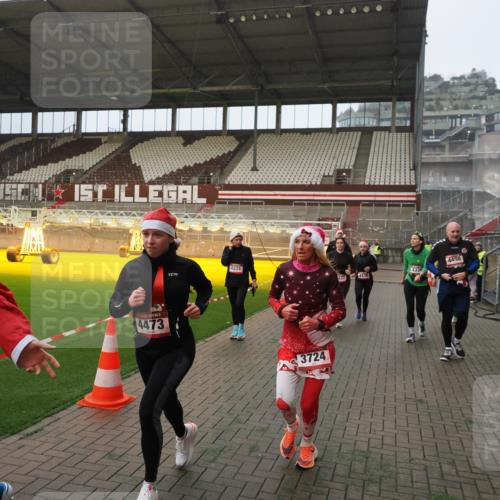 07.12.2025 - St. Pauli X-Mass-Run No. 15 Fabian Wolf http://msf.ph/oto/9388124 07.12.2025 10:19:06 Ziel 3455, 3724, 3975, 3976, 4330, 4331, 4436, 4437, 4438, 4473, 4475, 4498 meine-sportfotos.de