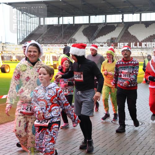 07.12.2025 - St. Pauli X-Mass-Run No. 15 Luisa Fischer http://msf.ph/oto/9388136 07.12.2025 11:50:10 Ziel 3421, 3424, 14, 2346, 3915, 3915, 6, 360, 1992, 1993, 2003, 2344, 2346, 2444, 2445, 2853, 2911, 3180, 3183, 3421, 3424, 3562, 3563, 3566, 3568, 3572, 3660, 3665, 3685, 3778, 3914, 3915, 4601, 4643, 4646 meine-sportfotos.de