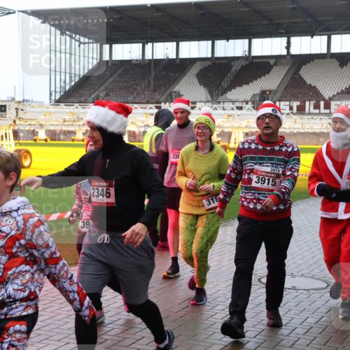 07.12.2025 - St. Pauli X-Mass-Run No. 15 Luisa Fischer http://msf.ph/oto/9388138 07.12.2025 11:50:11 Ziel 342, 3424, 200, 39, 2346, 00, 318, 3915, 3915, 31, 360, 1992, 1993, 2003, 2344, 2346, 2444, 2445, 2853, 2911, 3180, 3183, 3421, 3424, 3562, 3563, 3566, 3568, 3572, 3660, 3665, 3685, 3778, 3914, 3915, 4601, 4643, 4646 meine-sportfotos.de