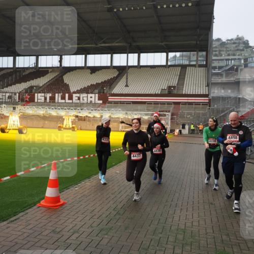 07.12.2025 - St. Pauli X-Mass-Run No. 15 Fabian Wolf http://msf.ph/oto/9388139 07.12.2025 10:19:07 Ziel 3455, 3724, 3975, 3976, 4330, 4331, 4436, 4437, 4438, 4473, 4475, 4498 meine-sportfotos.de