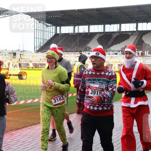 07.12.2025 - St. Pauli X-Mass-Run No. 15 Luisa Fischer http://msf.ph/oto/9388142 07.12.2025 11:50:12 Ziel 346, 90, 5, 3183, 3915, 15, 3915, 360, 2003, 2118, 2344, 2346, 2444, 2445, 2853, 2911, 3180, 3183, 3421, 3424, 3562, 3563, 3566, 3568, 3572, 3660, 3665, 3685, 3778, 3914, 3915, 4601, 4643, 4646 meine-sportfotos.de