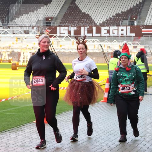 07.12.2025 - St. Pauli X-Mass-Run No. 15 Luisa Fischer http://msf.ph/oto/9388149 07.12.2025 11:50:23 Ziel 2444, 2445, 4646, 4643, 1890, 2003, 2118, 2203, 2210, 2346, 2444, 2445, 2848, 2853, 2872, 2877, 2911, 3180, 3183, 3562, 3563, 3566, 3568, 3572, 3660, 3665, 3685, 3697, 3778, 3914, 3915, 4184 meine-sportfotos.de