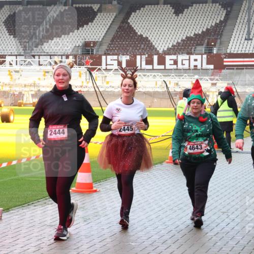 07.12.2025 - St. Pauli X-Mass-Run No. 15 Luisa Fischer http://msf.ph/oto/9388150 07.12.2025 11:50:23 Ziel 2444, 2445, 4646, 4643, 1890, 2003, 2118, 2203, 2210, 2346, 2444, 2445, 2848, 2853, 2872, 2877, 2911, 3180, 3183, 3562, 3563, 3566, 3568, 3572, 3660, 3665, 3685, 3697, 3778, 3914, 3915, 4184 meine-sportfotos.de
