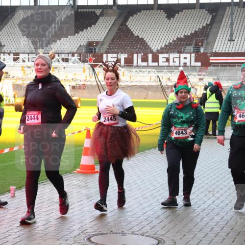 07.12.2025 - St. Pauli X-Mass-Run No. 15 Luisa Fischer http://msf.ph/oto/9388152 07.12.2025 11:50:23 Ziel 2444, 2445, 4646, 4643, 1890, 2003, 2118, 2203, 2210, 2346, 2444, 2445, 2848, 2853, 2872, 2877, 2911, 3180, 3183, 3562, 3563, 3566, 3568, 3572, 3660, 3665, 3685, 3697, 3778, 3914, 3915, 4184 meine-sportfotos.de