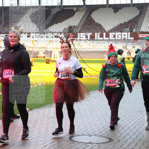07.12.2025 - St. Pauli X-Mass-Run No. 15 Luisa Fischer http://msf.ph/oto/9388154 07.12.2025 11:50:24 Ziel 2444, 2445, 4643, 4646, 1890, 2118, 2203, 2210, 2444, 2445, 2848, 2853, 2872, 2877, 2911, 3180, 3183, 3562, 3563, 3566, 3568, 3572, 3660, 3665, 3685, 3697, 3778, 3914, 3915, 4184 meine-sportfotos.de