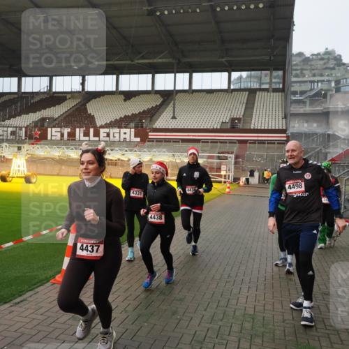 07.12.2025 - St. Pauli X-Mass-Run No. 15 Fabian Wolf http://msf.ph/oto/9388155 07.12.2025 10:19:08 Ziel 3455, 3724, 3975, 3976, 4330, 4331, 4436, 4437, 4438, 4473, 4475, 4498 meine-sportfotos.de