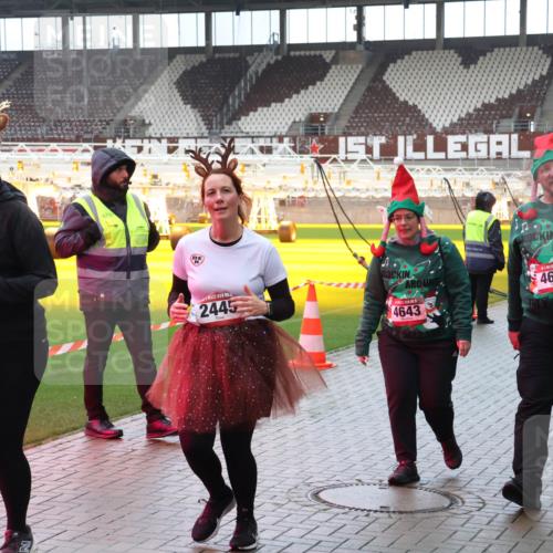 07.12.2025 - St. Pauli X-Mass-Run No. 15 Luisa Fischer http://msf.ph/oto/9388157 07.12.2025 11:50:25 Ziel 2444, 2445, 4646, 4643, 1890, 2118, 2203, 2210, 2444, 2445, 2848, 2853, 2872, 2877, 2911, 3180, 3183, 3562, 3563, 3566, 3568, 3572, 3660, 3665, 3685, 3697, 3778, 3914, 3915, 4184 meine-sportfotos.de