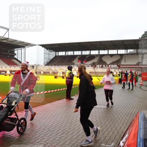 07.12.2025 - St. Pauli X-Mass-Run No. 15 Luisa Fischer http://msf.ph/oto/9388187 07.12.2025 11:50:43 Ziel 2872, 1890, 2118, 2203, 2210, 2784, 2785, 2793, 2848, 2872, 2877, 3660, 3697, 3778, 4184, 4428 meine-sportfotos.de