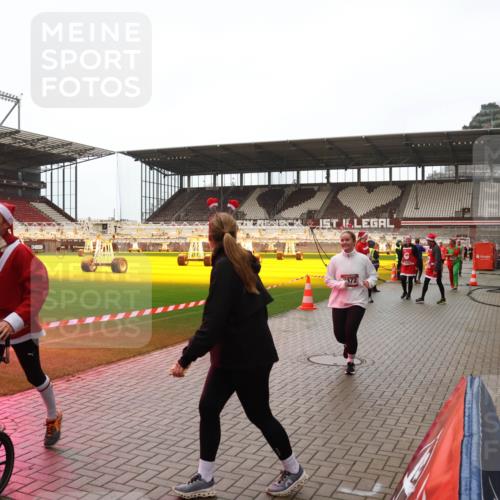 07.12.2025 - St. Pauli X-Mass-Run No. 15 Luisa Fischer http://msf.ph/oto/9388188 07.12.2025 11:50:44 Ziel 2872, 1890, 2118, 2203, 2210, 2784, 2785, 2793, 2848, 2872, 2877, 3660, 3697, 3778, 4184, 4428 meine-sportfotos.de