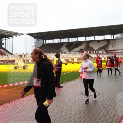 07.12.2025 - St. Pauli X-Mass-Run No. 15 Luisa Fischer http://msf.ph/oto/9388189 07.12.2025 11:50:44 Ziel 697, 28, 1890, 2118, 2203, 2210, 2784, 2785, 2793, 2848, 2872, 2877, 3660, 3697, 3778, 4184, 4428 meine-sportfotos.de