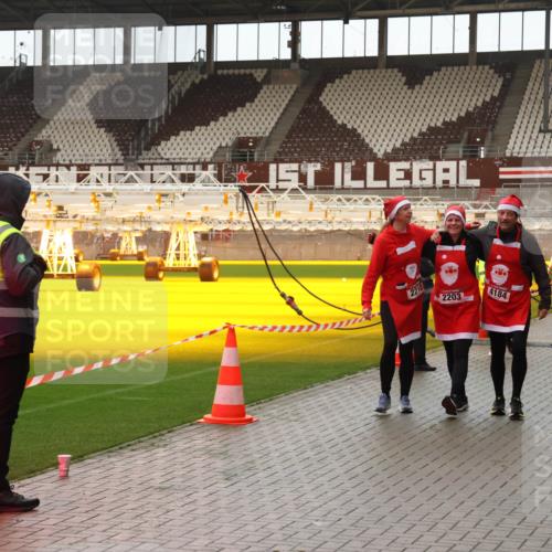 07.12.2025 - St. Pauli X-Mass-Run No. 15 Luisa Fischer http://msf.ph/oto/9388195 07.12.2025 11:50:45 Ziel 2210, 2203, 4184, 2911, 1890, 2118, 2203, 2210, 2784, 2785, 2793, 2848, 2872, 2877, 3660, 3697, 3778, 4184, 4428 meine-sportfotos.de