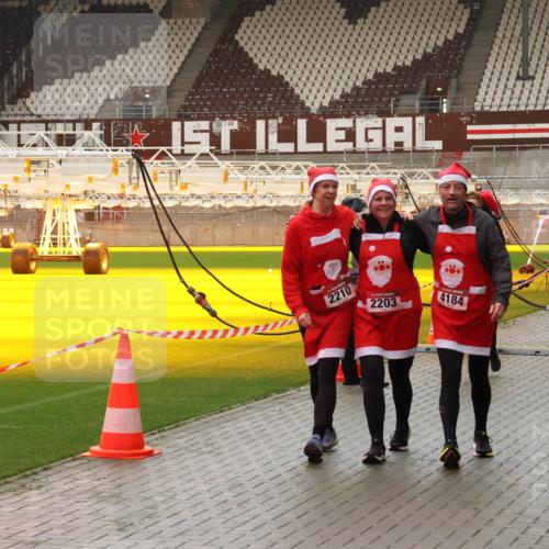 07.12.2025 - St. Pauli X-Mass-Run No. 15 Luisa Fischer http://msf.ph/oto/9388198 07.12.2025 11:50:46 Ziel 2210, 2203, 4184, 2911, 48, 2853, 1890, 2118, 2203, 2210, 2784, 2785, 2793, 2848, 2872, 2877, 3660, 3697, 3778, 4184, 4428 meine-sportfotos.de