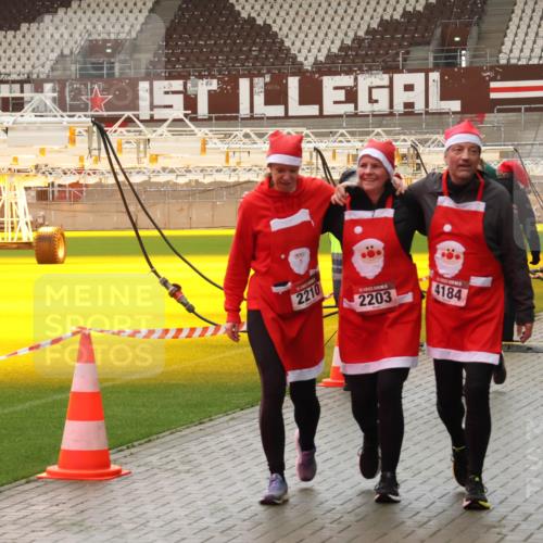 07.12.2025 - St. Pauli X-Mass-Run No. 15 Luisa Fischer http://msf.ph/oto/9388200 07.12.2025 11:50:47 Ziel 2210, 2203, 4184, 14, 2911, 1848, 1599, 1602, 1890, 2118, 2203, 2210, 2784, 2785, 2793, 2848, 2872, 2877, 3660, 3697, 3778, 3913, 4184, 4428 meine-sportfotos.de