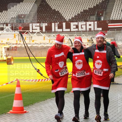 07.12.2025 - St. Pauli X-Mass-Run No. 15 Luisa Fischer http://msf.ph/oto/9388202 07.12.2025 11:50:47 Ziel 2210, 2203, 4184, 2911, 1599, 1602, 1890, 2118, 2203, 2210, 2784, 2785, 2793, 2848, 2872, 2877, 3660, 3697, 3778, 3913, 4184, 4428 meine-sportfotos.de