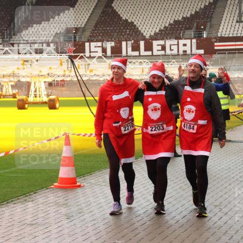 07.12.2025 - St. Pauli X-Mass-Run No. 15 Luisa Fischer http://msf.ph/oto/9388204 07.12.2025 11:50:48 Ziel 2210, 2203, 4184, 2911, 2848, 1599, 1602, 1890, 2118, 2203, 2210, 2784, 2785, 2793, 2848, 2872, 2877, 3660, 3697, 3778, 3913, 4184, 4428 meine-sportfotos.de