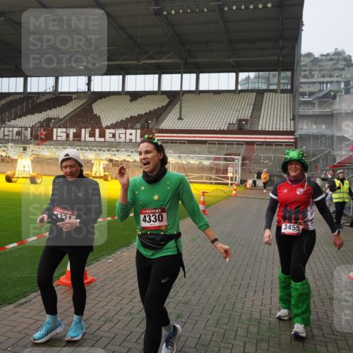 07.12.2025 - St. Pauli X-Mass-Run No. 15 Fabian Wolf http://msf.ph/oto/9388205 07.12.2025 10:19:11 Ziel 3455, 3724, 3975, 3976, 4330, 4331, 4436, 4437, 4438, 4473, 4475, 4498 meine-sportfotos.de