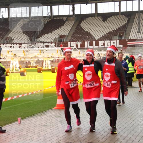 07.12.2025 - St. Pauli X-Mass-Run No. 15 Luisa Fischer http://msf.ph/oto/9388208 07.12.2025 11:50:49 Ziel 2210, 2203, 4184, 2911, 2848, 1599, 1602, 1890, 2118, 2203, 2210, 2784, 2785, 2793, 2848, 2872, 2877, 3660, 3697, 3778, 3913, 3958, 4184, 4428 meine-sportfotos.de