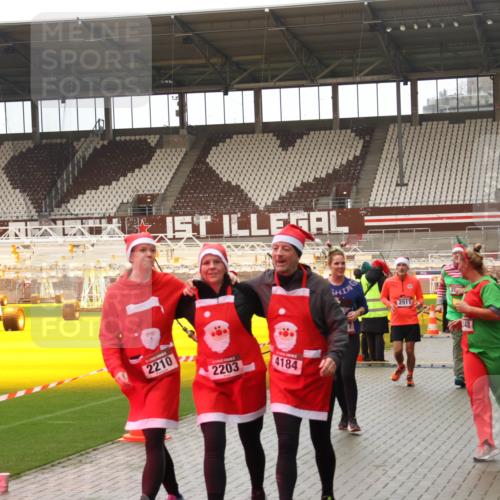 07.12.2025 - St. Pauli X-Mass-Run No. 15 Luisa Fischer http://msf.ph/oto/9388210 07.12.2025 11:50:49 Ziel 2210, 2203, 4184, 2911, 1599, 1602, 1890, 2118, 2203, 2210, 2784, 2785, 2793, 2848, 2872, 2877, 3660, 3697, 3778, 3913, 3958, 4184, 4428 meine-sportfotos.de