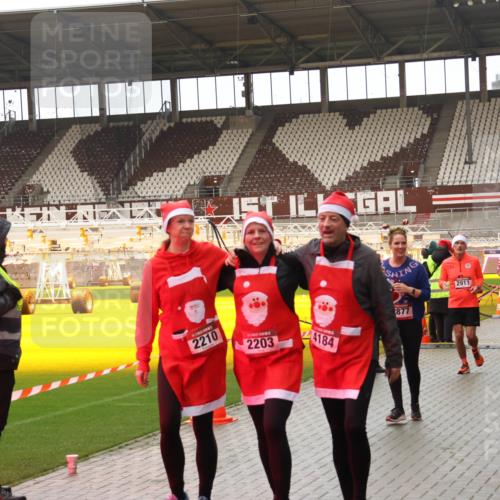 07.12.2025 - St. Pauli X-Mass-Run No. 15 Luisa Fischer http://msf.ph/oto/9388211 07.12.2025 11:50:49 Ziel 2210, 2203, 4184, 2911, 877, 1599, 1602, 1890, 2118, 2203, 2210, 2784, 2785, 2793, 2848, 2872, 2877, 3660, 3697, 3778, 3913, 3958, 4184, 4428 meine-sportfotos.de
