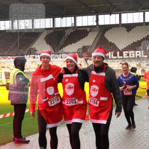 07.12.2025 - St. Pauli X-Mass-Run No. 15 Luisa Fischer http://msf.ph/oto/9388215 07.12.2025 11:50:50 Ziel 2210, 2203, 4184, 2911, 2877, 2848, 196, 206, 1599, 1602, 1890, 2118, 2203, 2210, 2784, 2785, 2793, 2848, 2872, 2877, 3660, 3697, 3778, 3913, 3958, 4184, 4428 meine-sportfotos.de