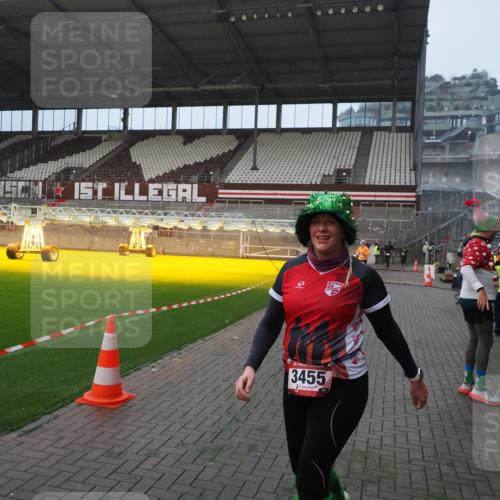 07.12.2025 - St. Pauli X-Mass-Run No. 15 Fabian Wolf http://msf.ph/oto/9388216 07.12.2025 10:19:13 Ziel 3455, 3724, 3975, 3976, 4330, 4331, 4436, 4437, 4438, 4466, 4473, 4475, 4498 meine-sportfotos.de
