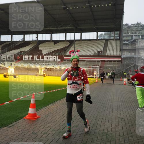 07.12.2025 - St. Pauli X-Mass-Run No. 15 Fabian Wolf http://msf.ph/oto/9388226 07.12.2025 10:19:18 Ziel 3455, 3695, 3724, 4115, 4330, 4436, 4437, 4438, 4466, 4473, 4475 meine-sportfotos.de