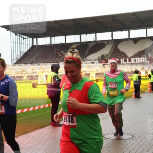 07.12.2025 - St. Pauli X-Mass-Run No. 15 Luisa Fischer http://msf.ph/oto/9388229 07.12.2025 11:50:54 Ziel 877, 2848, 2853, 196, 206, 1599, 1602, 1890, 2118, 2203, 2210, 2784, 2785, 2793, 2848, 2872, 2877, 3639, 3660, 3697, 3778, 3913, 3958, 4184, 4428 meine-sportfotos.de